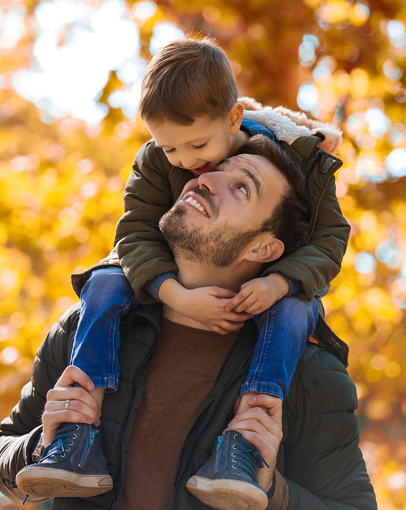 Vater und Sohn Vater mit Sohn auf den Schultern